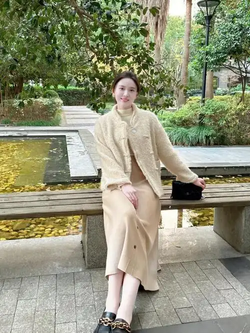 30岁的女人怎么穿才显气质?有针织衫和大衣就够,好看又保暖舒适