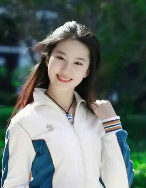 原创刘亦菲旧照被扒一身运动套装狂奔无美颜滤镜暴露真实颜值