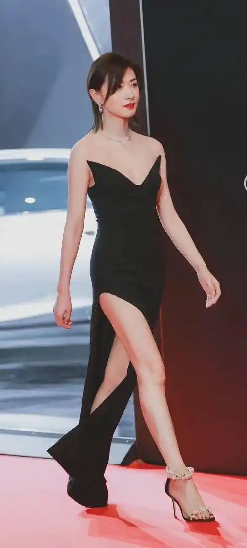 万茜性感活动写真,深v背高开衩,秀出美腿美背,性感十足_裙子_造型