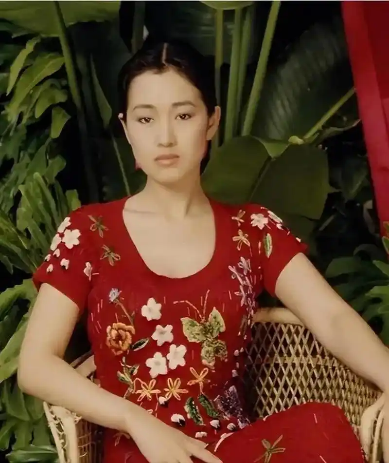 巩俐年轻时一身红裙,好身材显露无疑.