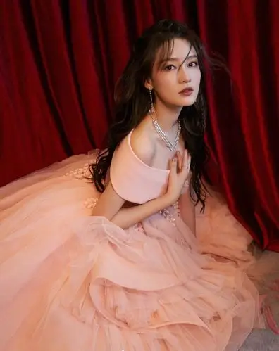 李沁粉红公主裙不仅是勇敢的马摘星还是人间芭比