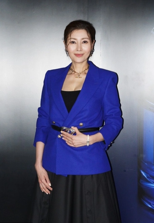 51岁的李嘉欣近照状态不错穿搭端庄贵气名副其实的阔太