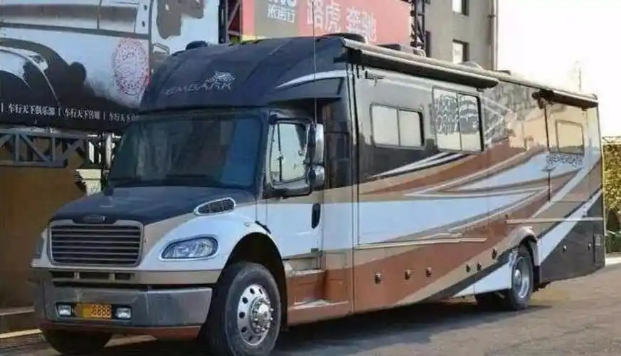 成龙的巨型房车,助理开去加油花2千!车头一个字比身份证都好使