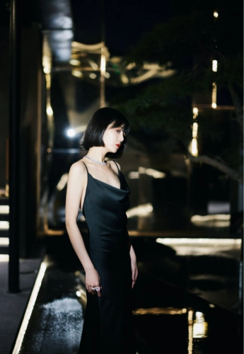 李溪芮的身材堪称"完美"!穿吊带礼服身姿高挑,气质高贵优雅