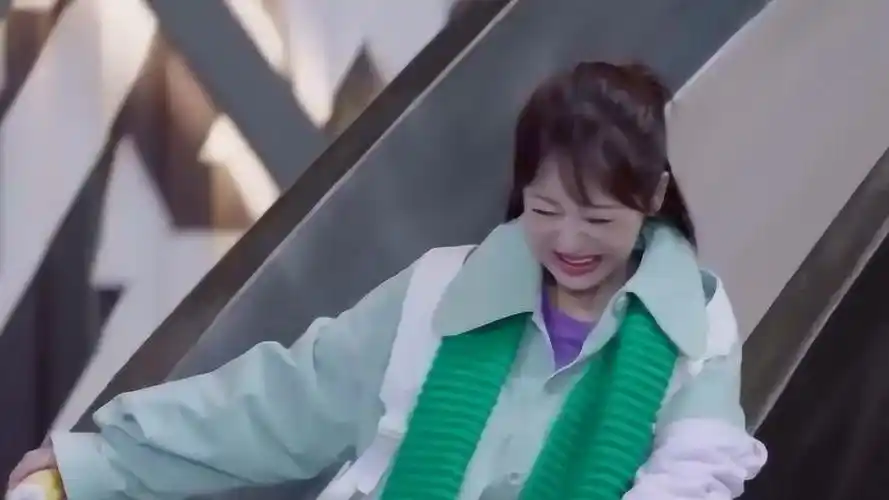 亲爱的热爱的佟年第一次去俱乐部玩滑梯尖叫被围观太呆萌了