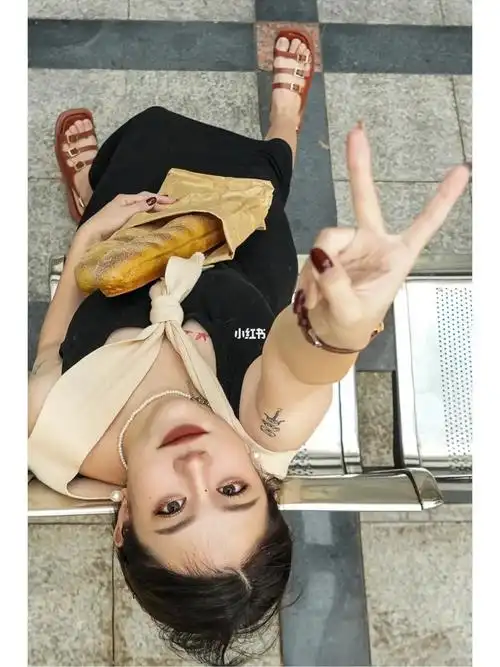 姿势越奇怪  照片越可爱#来拍照了  #拍照姿势不重样  #摄影