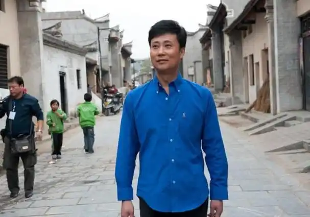 回顾耿为华和郑佳离婚后,一个51岁依旧单身,一个37岁二婚入围城