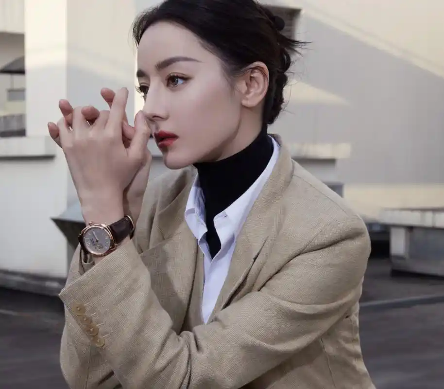 迪丽热巴a爆了!精英范儿素色西装造型,简直又美又飒