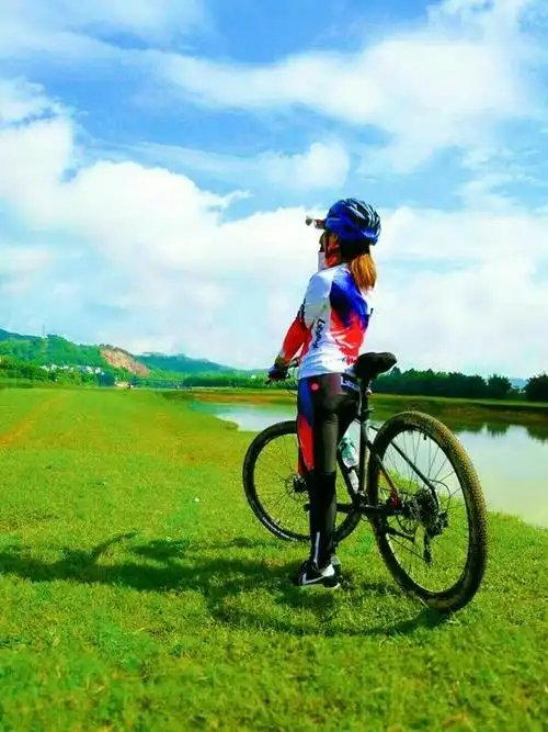 蓝天,白云,草原——享受风光与骑行之美,心动吗?