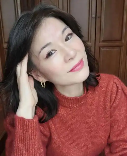 漂亮的50岁女人都会画隐形妆皮肤白皙细腻看着像素颜