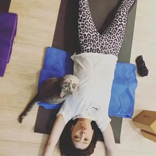 45岁贾静雯倒立做瑜伽,秀长腿s型身材,素颜状态很少女