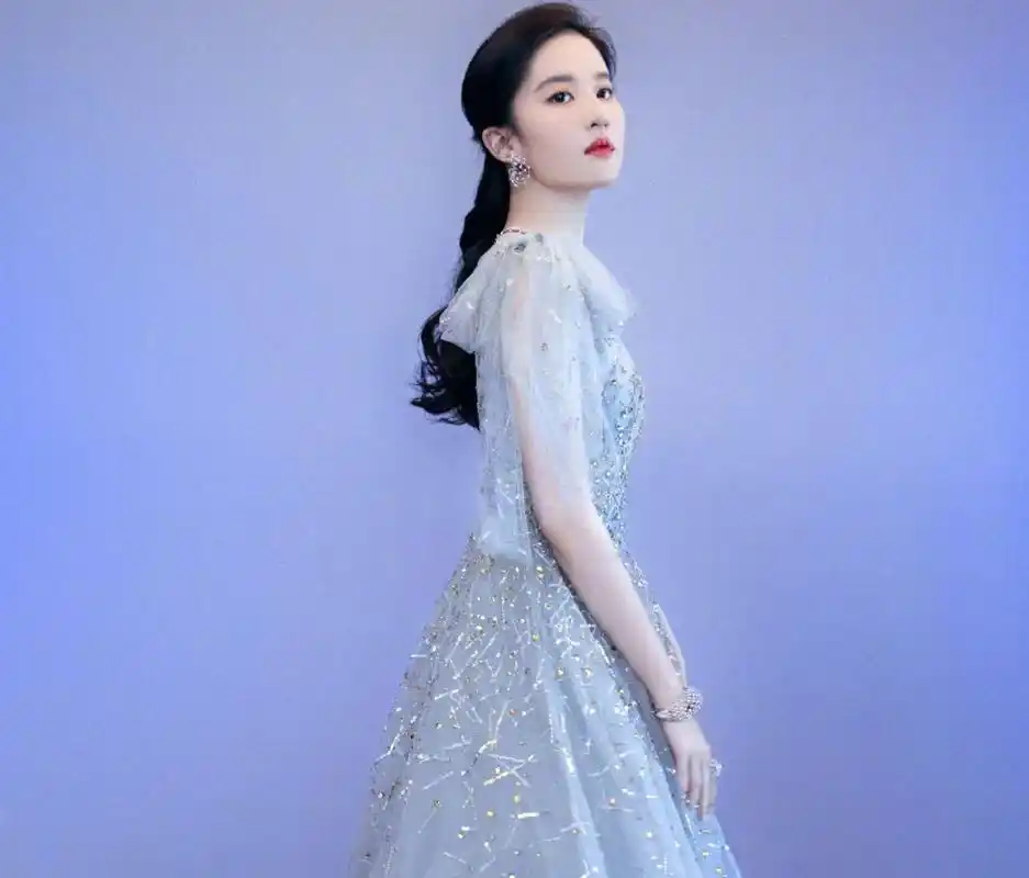 刘亦菲蓝色纱裙梦幻优雅,真不愧是神仙姐姐啊,太美了
