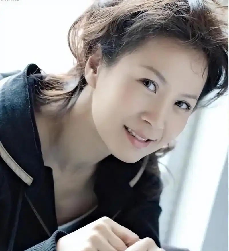 回顾演员赵越嫁二婚佟凡恩爱25年57岁无儿无女亦无悔