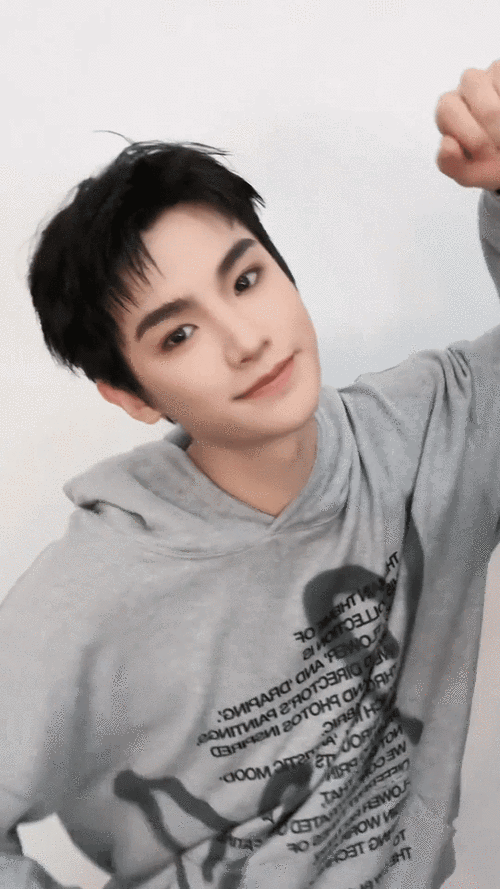 失踪人口回归 黄明昊invitation手势舞 这个短发好清爽_新浪新闻