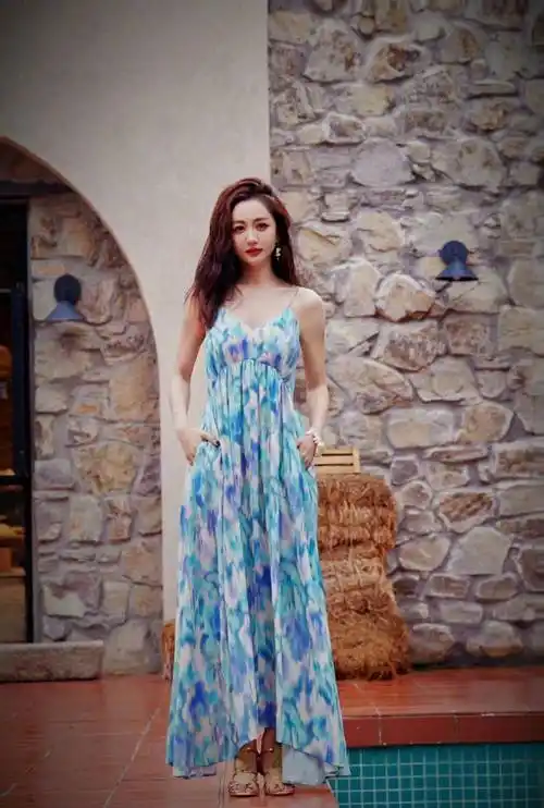 北京时装周:穿"花裙"的杨蓉满头秀发,皮肤白皙,娃娃脸,她很漂亮