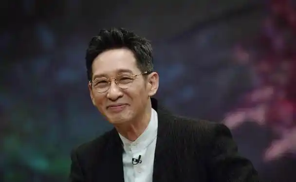 王劲松:一路走得苦!有戏演就对,如今没儿没女依旧很幸福