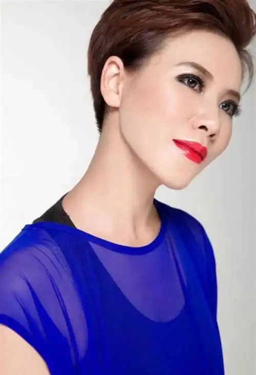 主持生涯,电视台里进进出出的人也不少,就算按资历论先后,房海燕也该