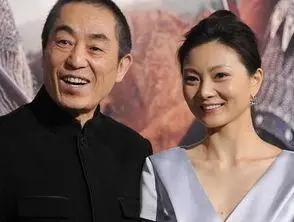 著名导演张艺谋的妻子晒近照,素颜出镜自信满满,她的状态怎么样?_百度