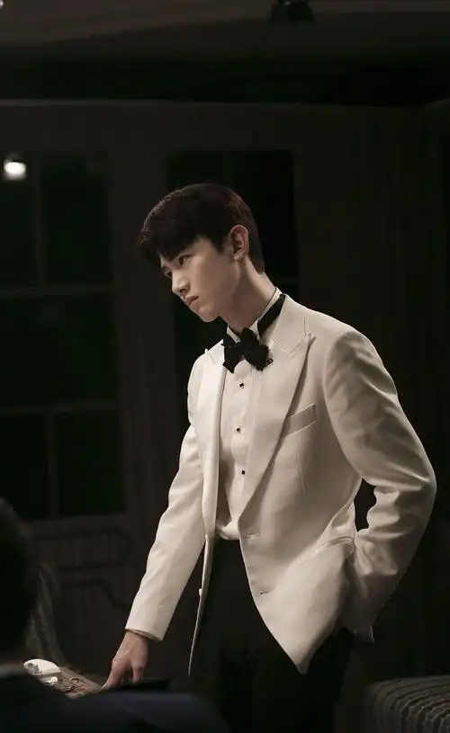 明星大侦探第五季白敬亭西装白