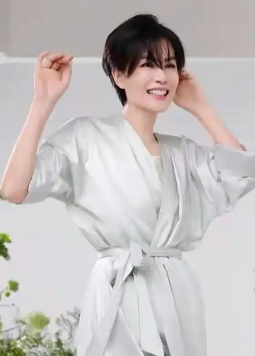 王菲终于换新发型短发烫卷还做了齐刘海和男友人同框不像52岁