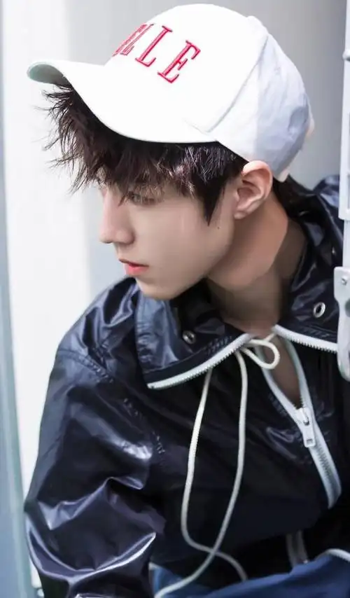 王俊凯帅照来一波,帅气又努力的小凯你们喜欢吗?图4比心