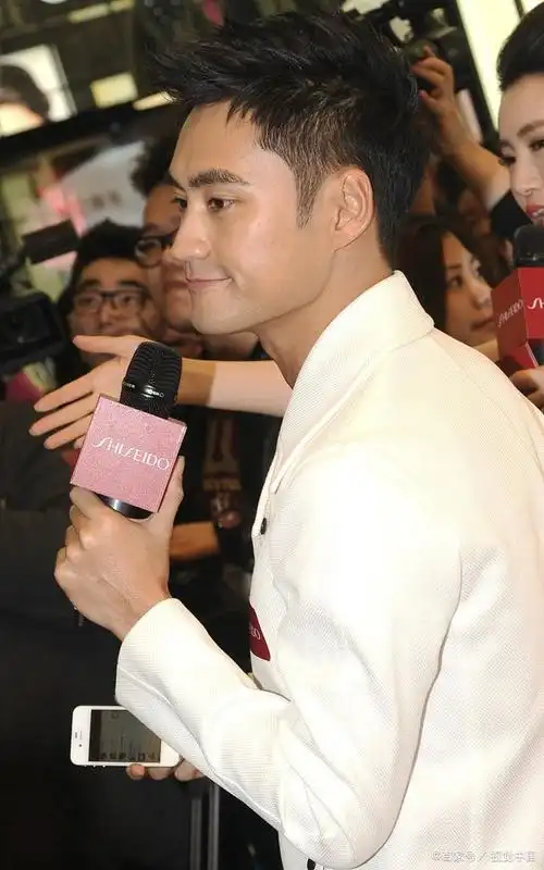 袁弘巧遇秦岚,娱乐圈的浪漫邂逅!