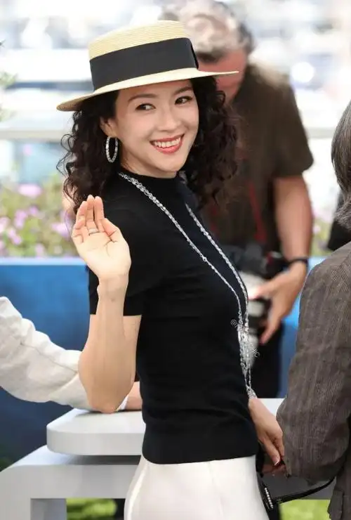 章子怡戛纳第5套造型太美了!黑衣白裙俏皮优雅,杨幂穿了个啥?