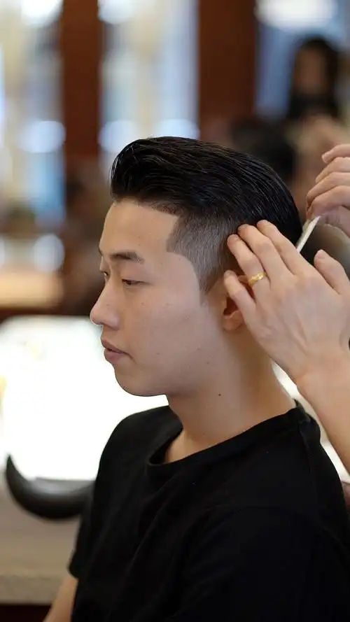 背头发型的时候千万不能让头发有很严实的包裹感 把两侧头发铲光中间