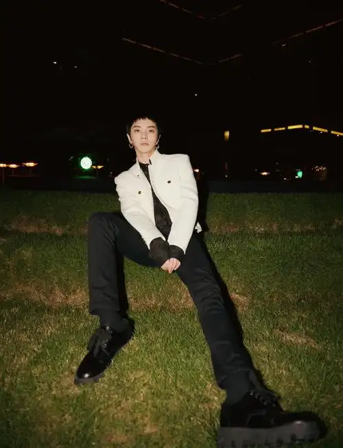 华晨宇宫廷风夹克华晨宇宫廷风夹克搭配黑色衬衫依然是个酷帅的小王子