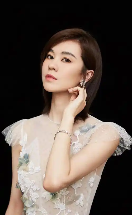 唱的歌曲是梁静茹的宁静结果公司宣传不到位让观众误以为登台的是原唱