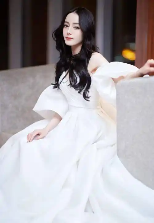 迪丽热巴晒雨中氛围感大片,一身白色泡泡裙清丽优雅,气质真好