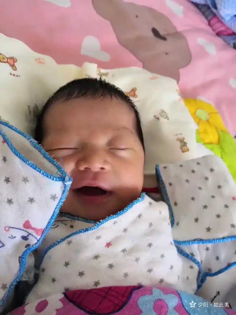 很荣幸你能挑中我做你的妈妈再不翻翻以前的照片都快忘了你小时候的