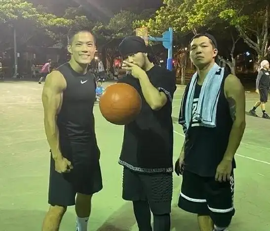 发福却不油腻周杰伦的衣服一定都是昆凌帮他挑的吧