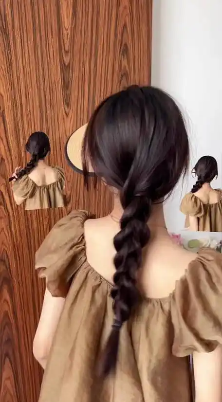 扎两个低马尾,绑一个蓬松好看的麻花辫,有点造型穿搭衣服都特别好看