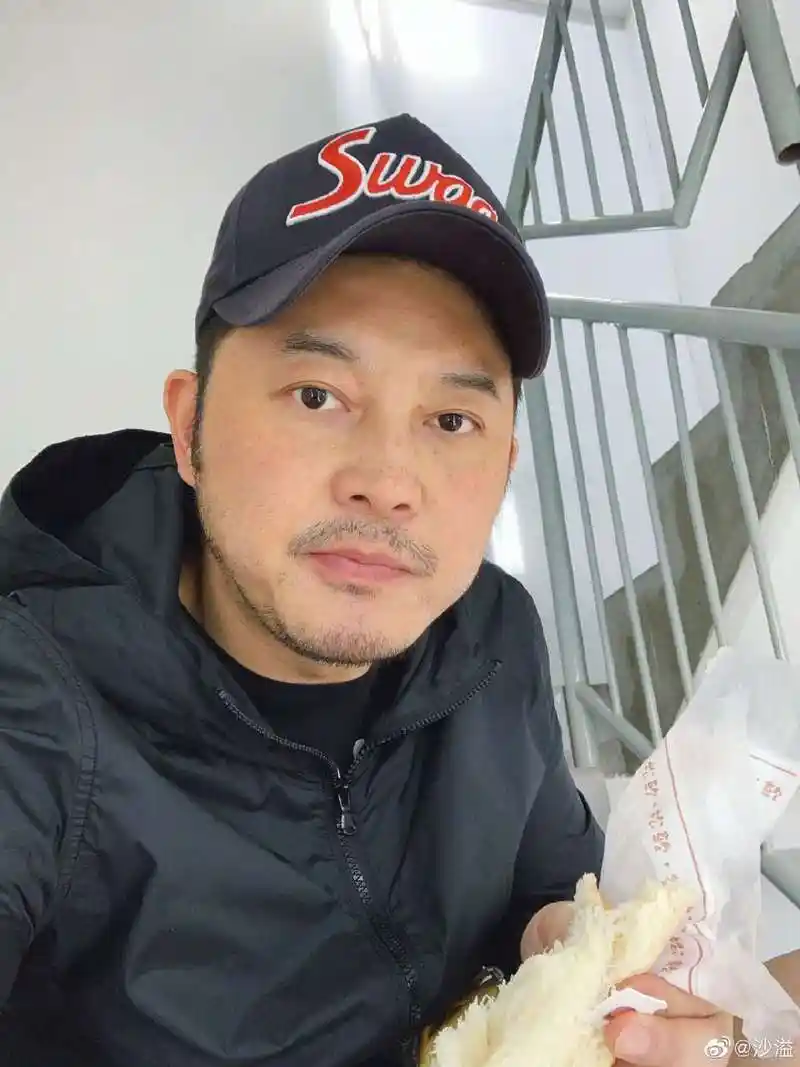 沙溢送儿子上培训班照片火了,竟成培训机构代言人-明星- 女人街