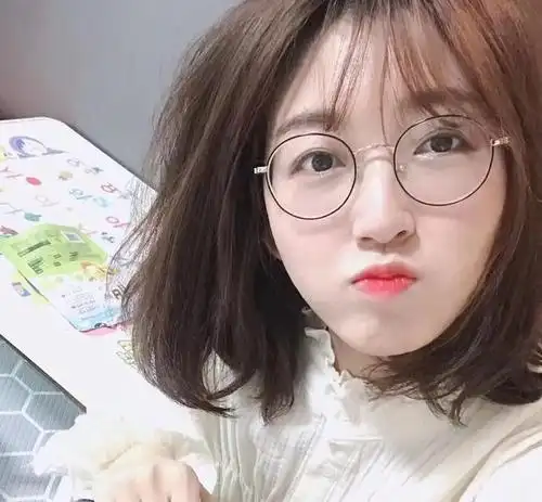 有这几个特征的女生,戴眼镜颜值会更高!文艺气质出众,还显脸小