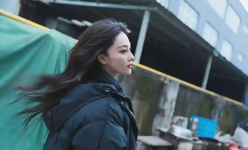 张馨予晒新剧杀青照 长发披肩 侧颜优越 红唇烈焰 美艳动人 氛围感