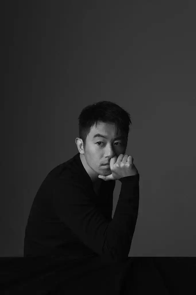 朱亚文黑白质感冥想大片曝光 举手投足突显成熟雅致气质卓然