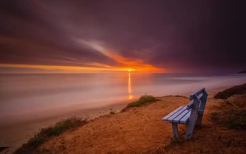 长椅上的甜蜜时光壁纸_远走的时光爱恋