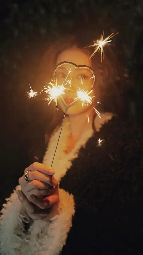 白鹿手拿小烟花夜晚户外燃放烟花浪漫可人写真美照