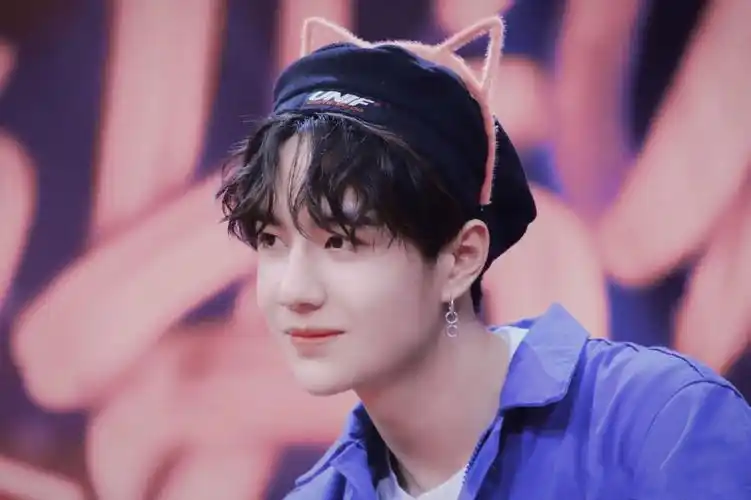 王一博  戴头箍,戴花环的可爱小一博#向全世界安利王一博