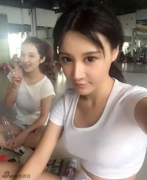 游戏嫩模樊玲亮相男人装胸夹录音笔接受采访多图
