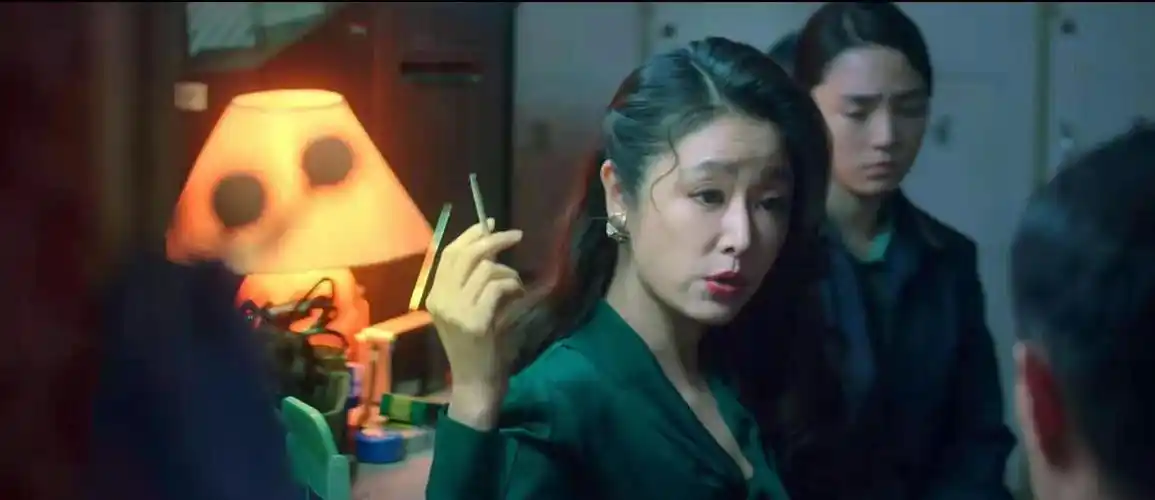 林心如新剧演技炸裂!扮演风尘女万种风情,烈焰红唇抽烟妩媚性感.