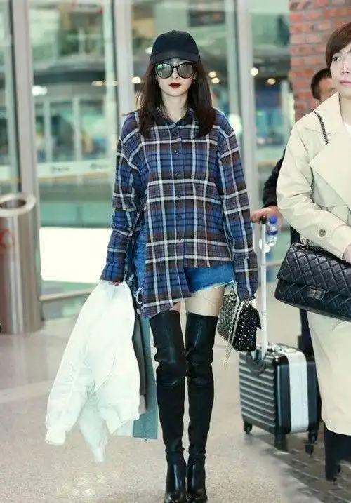 真服了机场的杨幂多冷的天都要光腿穿过膝靴女星为了美真挺拼