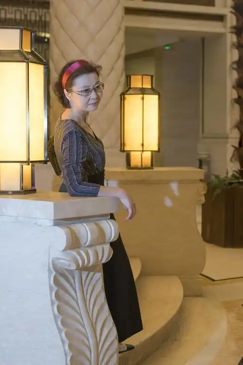 2019年11月17日,在江苏如皋"艳阳国际大酒店"内拍摄了一组灯光人像.