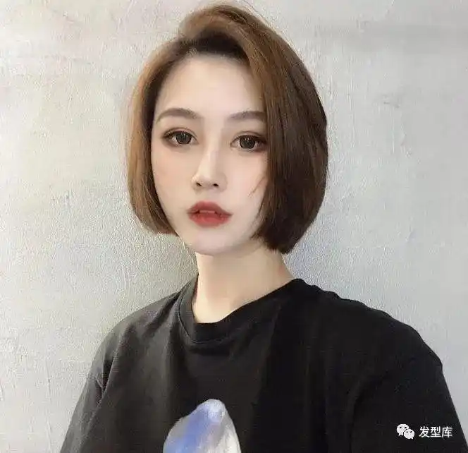 如果害怕剪短发,层次感的刘海让发型特别蓬松自然.