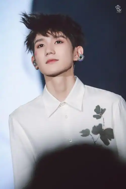 盘点王源舞台妆容的小心思小细节让你成为人群焦点