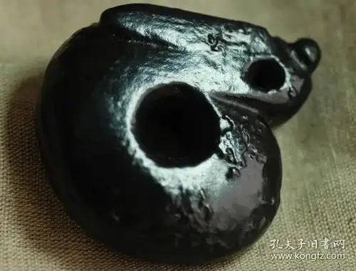 红山玉器红山文化黑皮玉猪龙黑皮玉蝉龙神韵非常,远古黑皮玉器饱含