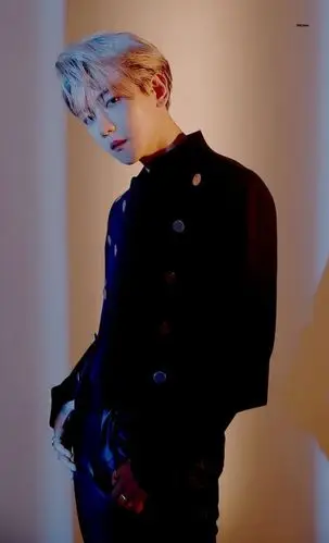 边伯贤city lights扫图