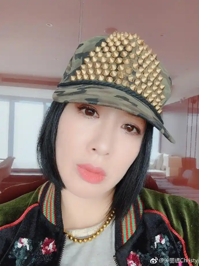 钟丽缇晒短发新造型清爽利落 铆钉帽配棒球衫潮范十足